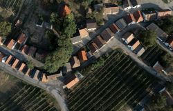 Die sanften Hügel des Weinviertels laden zu einer entspannenden Radtour ein, während die charmanten Kellergassen mit ihren traditionellen Weinhäusern eine einladende Atmosphäre schaffen. Hier, umgeben von üppigen Weinreben, können Besucher die Schönheit der Natur und die köstlichen Weine der Region genießen.