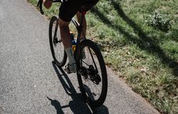 Die sanften Hügel des Retzer Landes laden zu unvergesslichen Gravelbike-Abenteuern ein. Während die Reifen über den Schotter gleiten, umgeben von üppigen Weinreben und der frischen Luft, spürt man die Freiheit der Natur. Hier wird jeder Tritt in die Pedale zu einem Erlebnis der besonderen Art.