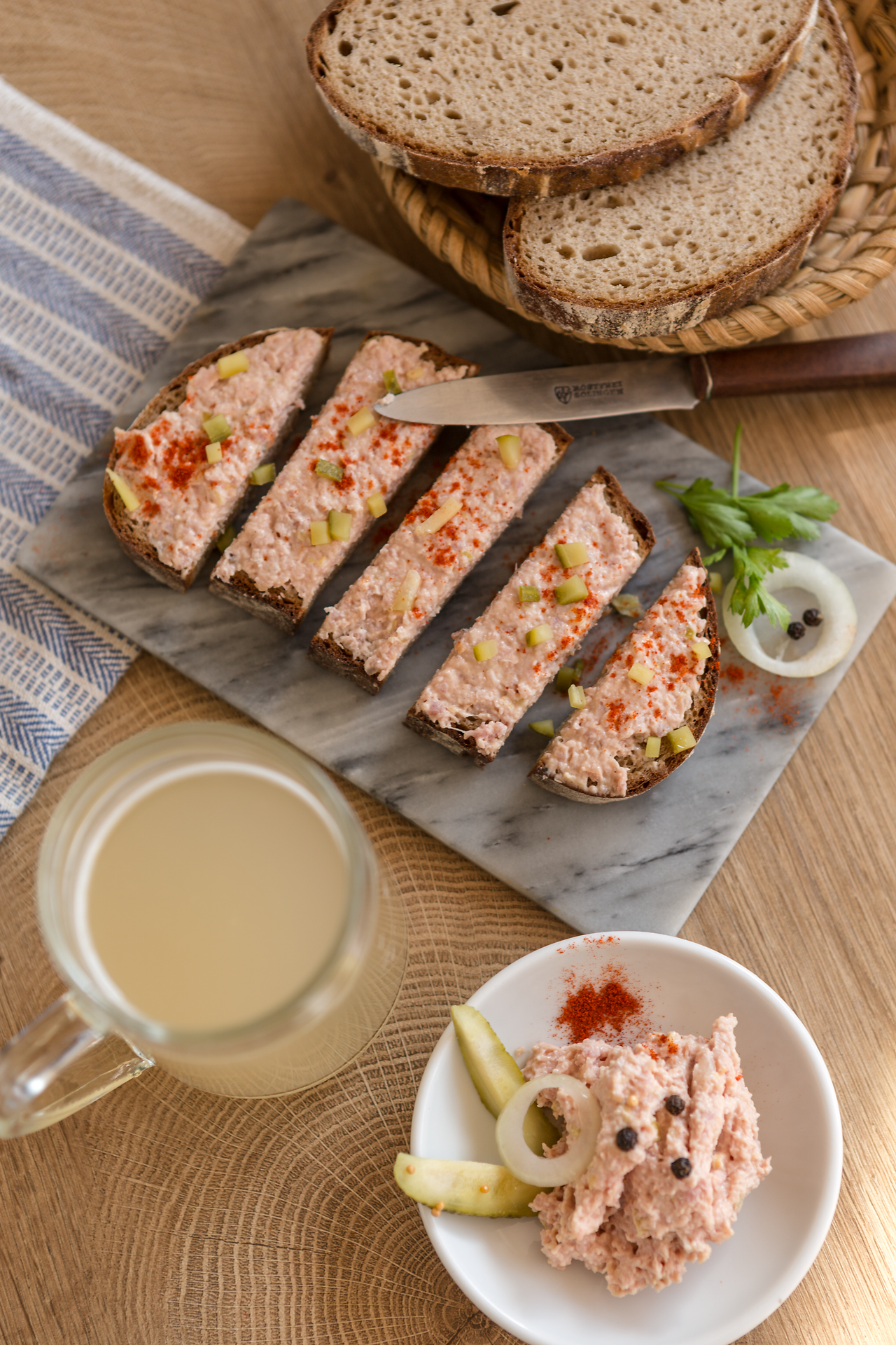 Ein rustikales Brot, großzügig mit einem herzhaften Aufstrich aus der Weinviertler Küche belegt, lädt zum Genießen ein. Umgeben von frischen Zutaten und einem Glas Sturm, entfaltet sich hier der Geschmack der Region in seiner besten Form. Diese kulinarische Köstlichkeit verspricht ein unvergessliches Erlebnis für alle Feinschmecker.