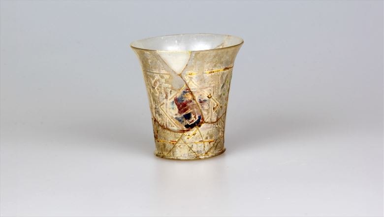 Syro-Frankish glass cup from a latrine pit at the Hausberg in Gaiselberg, © Landessammlungen Niederösterreich, UF-23000.119