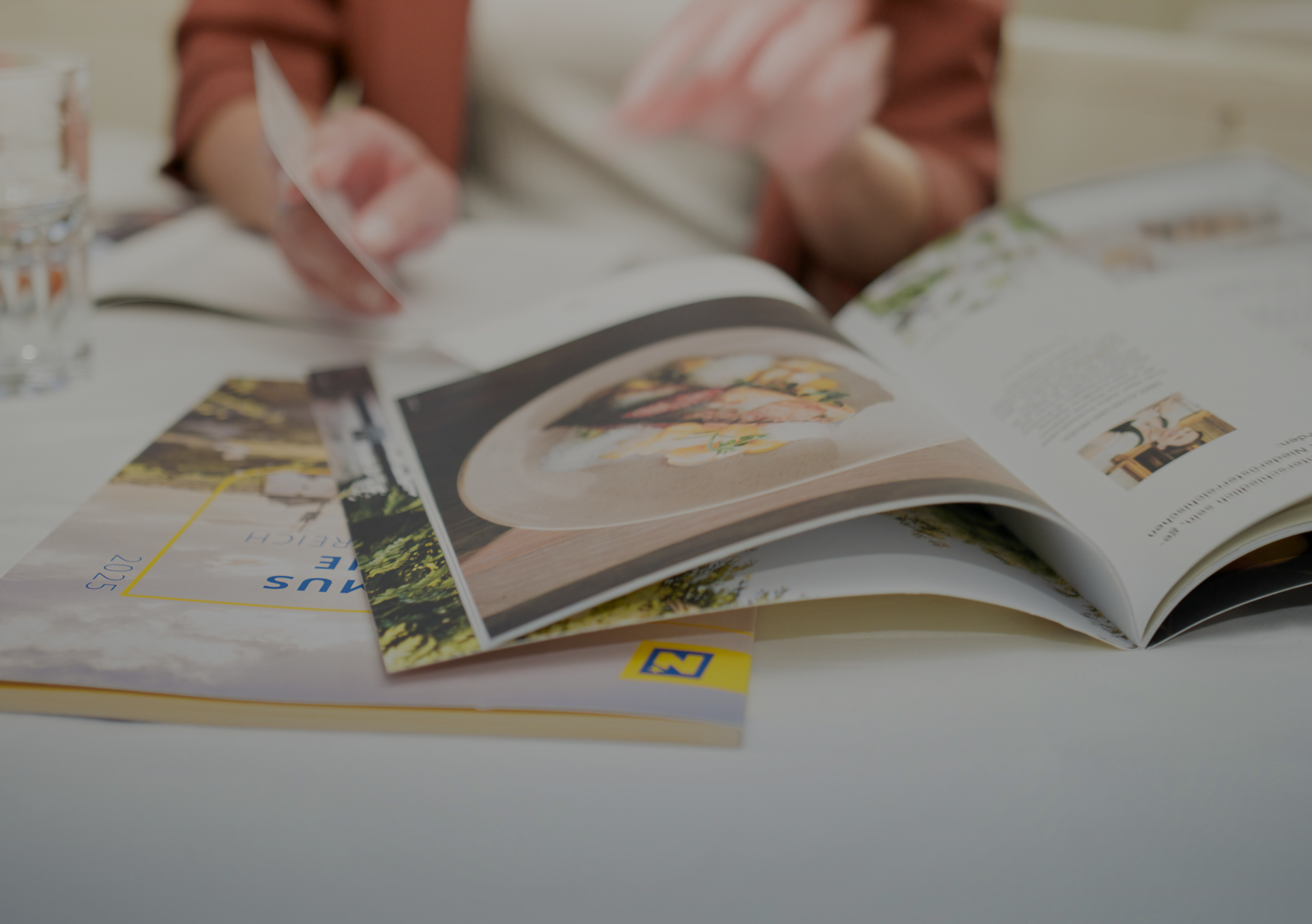 Prospekte liegen auf einem Tisch.