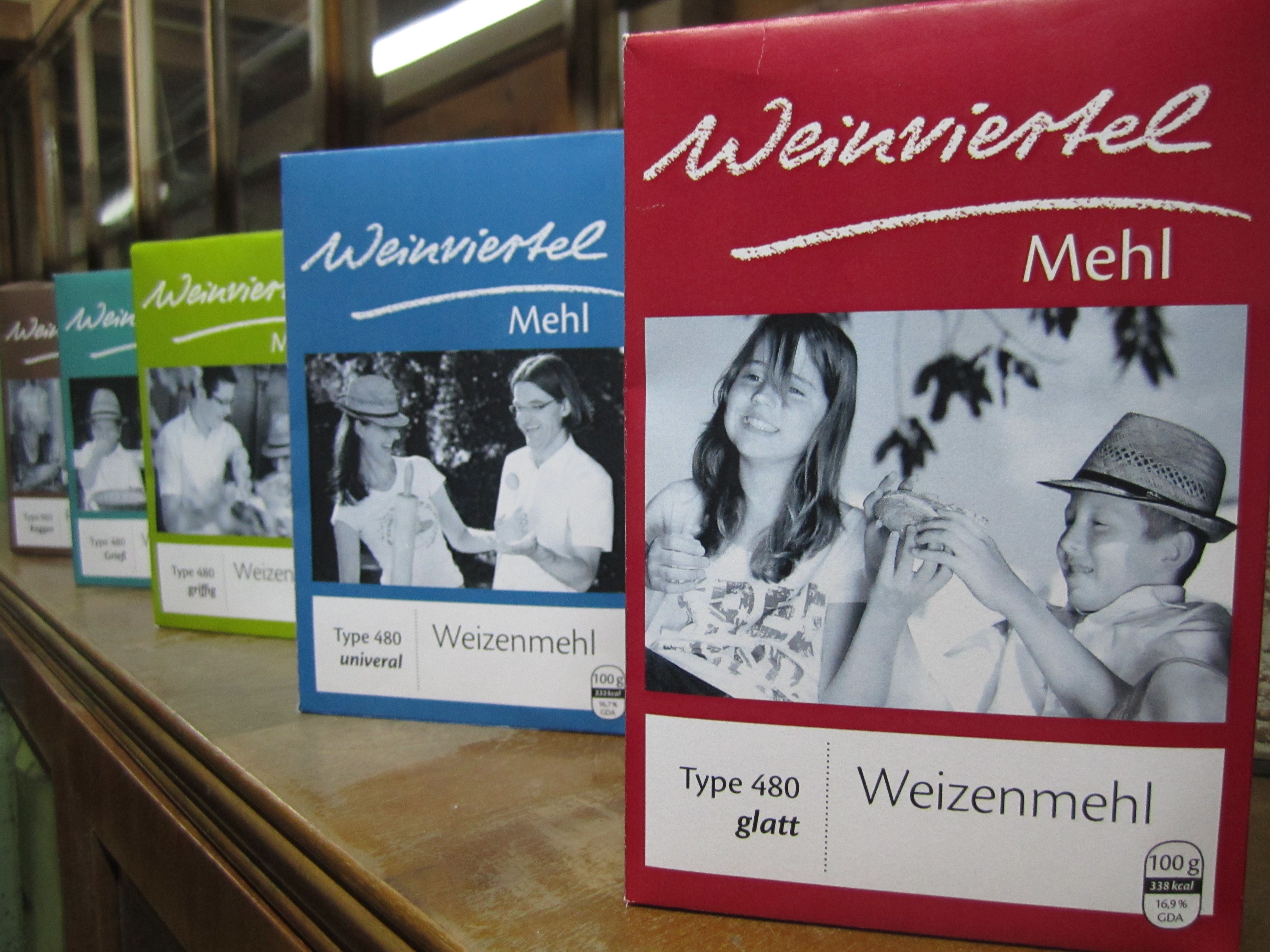 Verschiedene Packungen Weinviertel Mehl auf einem Regal.
