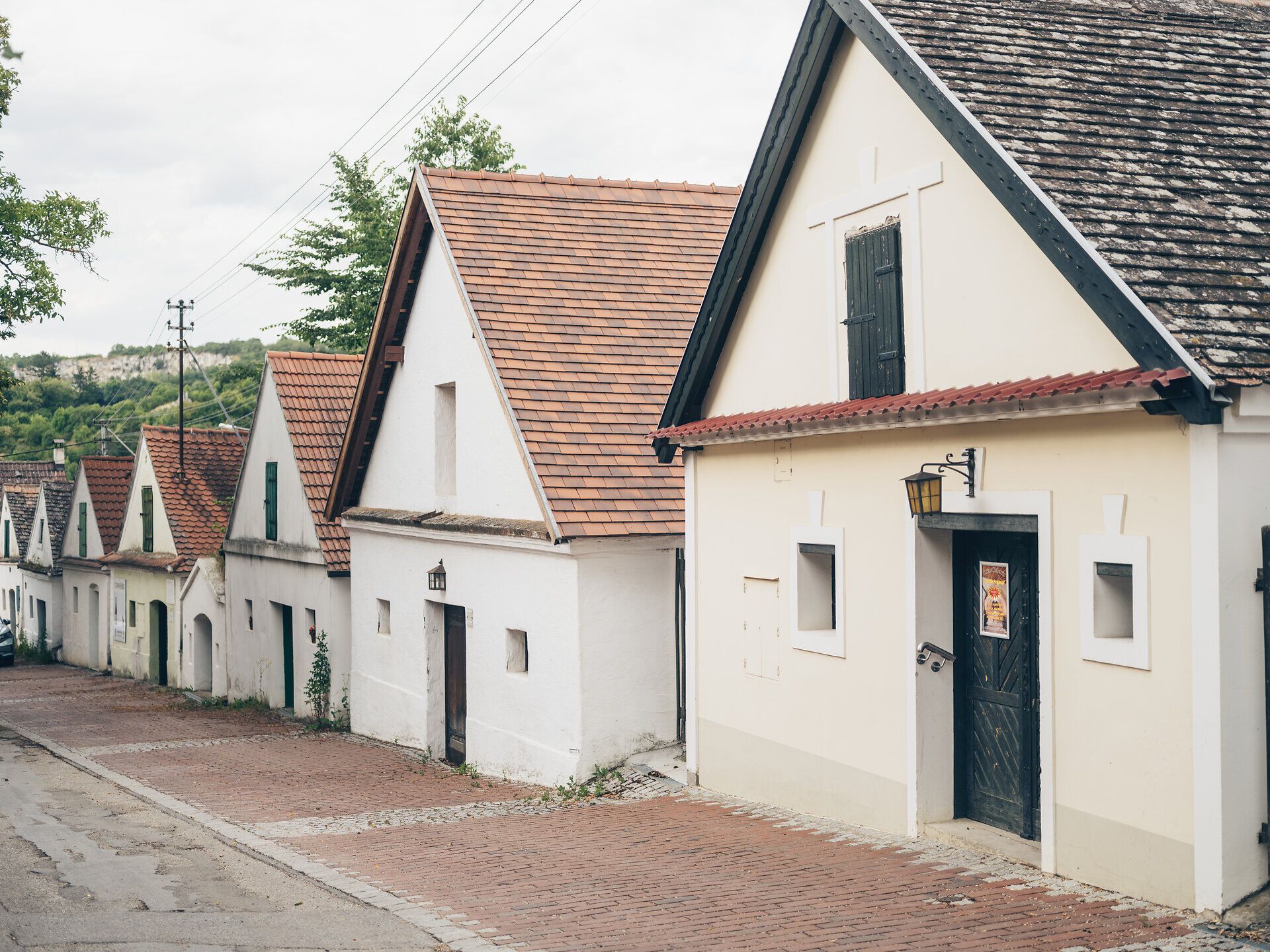 Die charmante Kellergasse lädt zu einem gemütlichen Spaziergang ein, während die traditionellen Weinhäuser mit ihren einladenden Fassaden zum Verweilen einladen. Hier, umgeben von sanften Hügeln und üppigen Weinreben, erleben Besucher die herzliche Gastfreundschaft der Region.