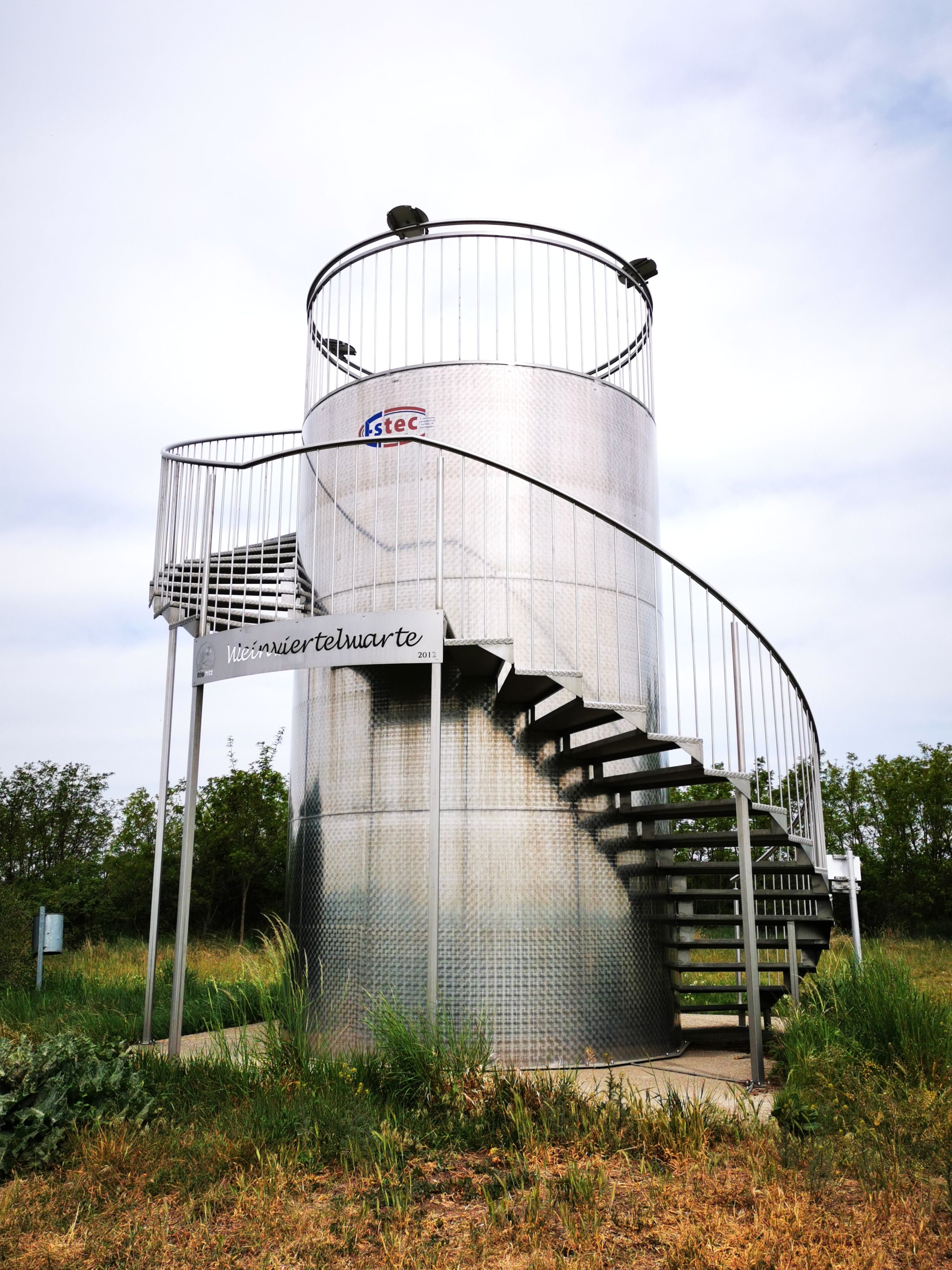 Kovová vyhliadková plošina s točitým schodiskom vonku.