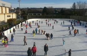 Menschen beim Eislaufen auf einem Freiluft-Eislaufplatz in Wolkersdorf.
