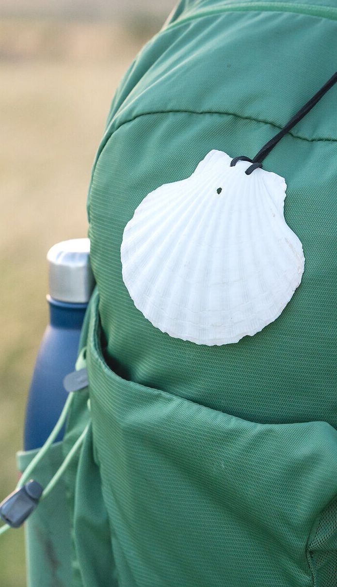 Ein Rucksack mit Jakobswegmuschel und Trinkflasche weckt die Lust für eine Pilgerwanderung im Weinviertel.