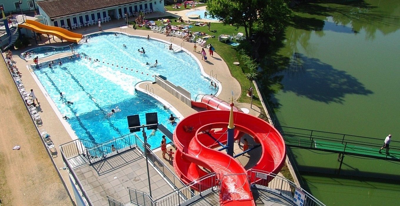 Luftaufnahme eines Freibads mit Rutschen und Schwimmbecken.