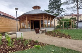 Ein modernes Inhalatorium mit Holzkonstruktion und Gartenanlage.