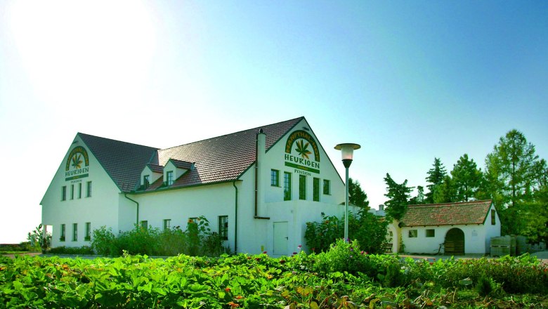 Außenansicht, © Hanfwirt Außenansicht eines Gebäudes mit der Aufschrift 'Hanftalhof Heurigen Pension'.