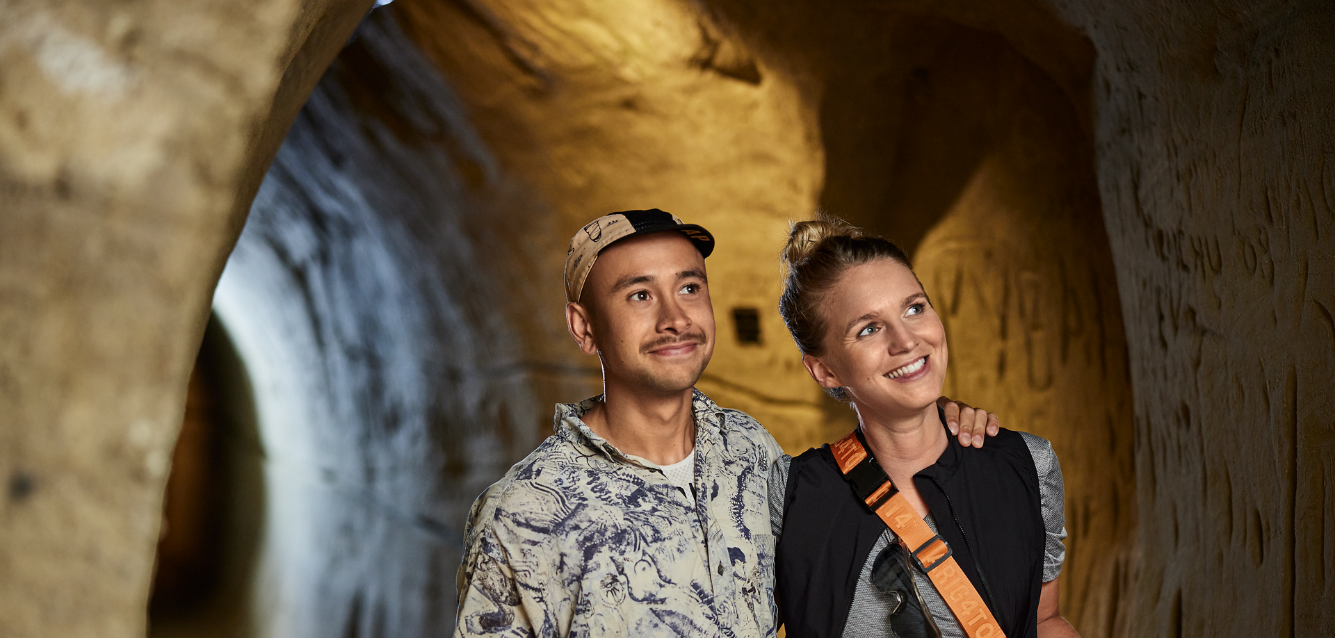 In den geheimnisvollen Gängen des Retzer Erlebniskellers spüren Besucher die Faszination der Weintradition. Die warmen, erdigen Töne der Wände und das sanfte Licht schaffen eine einladende Atmosphäre, die zum Verweilen einlädt. Hier wird die Verbindung zwischen Natur und Genuss lebendig.