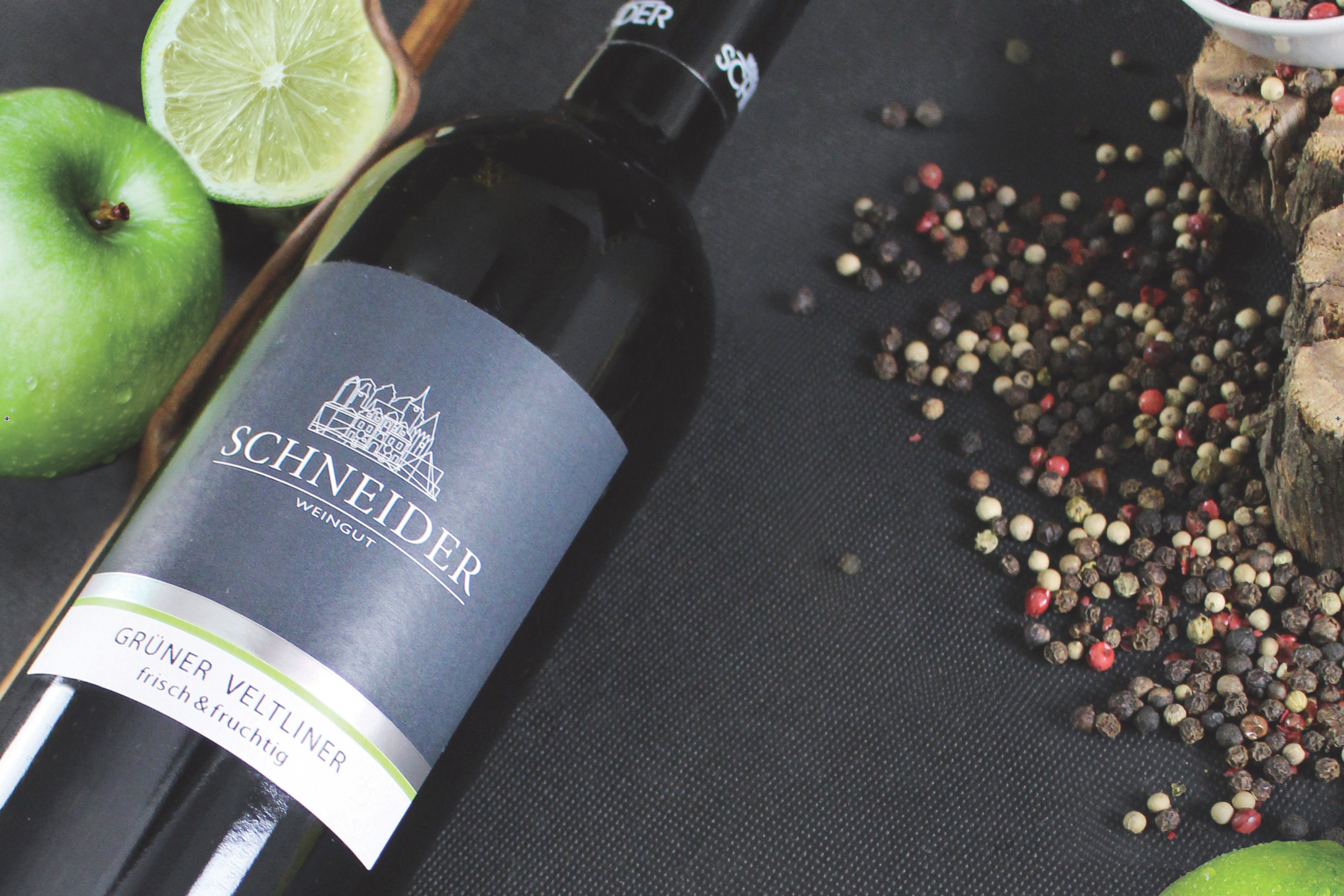 Weinflasche Grüner Veltliner von Weingut Schneider mit grünem Apfel und Limette.
