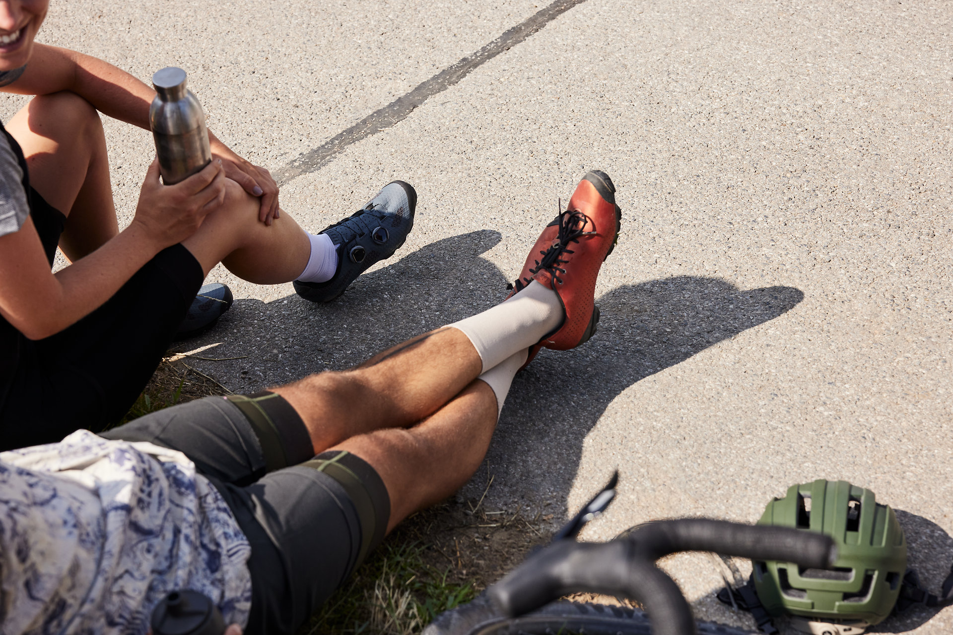 Nach einer erfrischenden Radtour entspannen Radfahrer in der warmen Sonne, während sie die sanfte Brise genießen. Die Umgebung ist geprägt von malerischen Ausblicken und der Ruhe der Natur, die zum Verweilen einlädt. Hier wird der Sommer in seiner schönsten Form erlebbar.