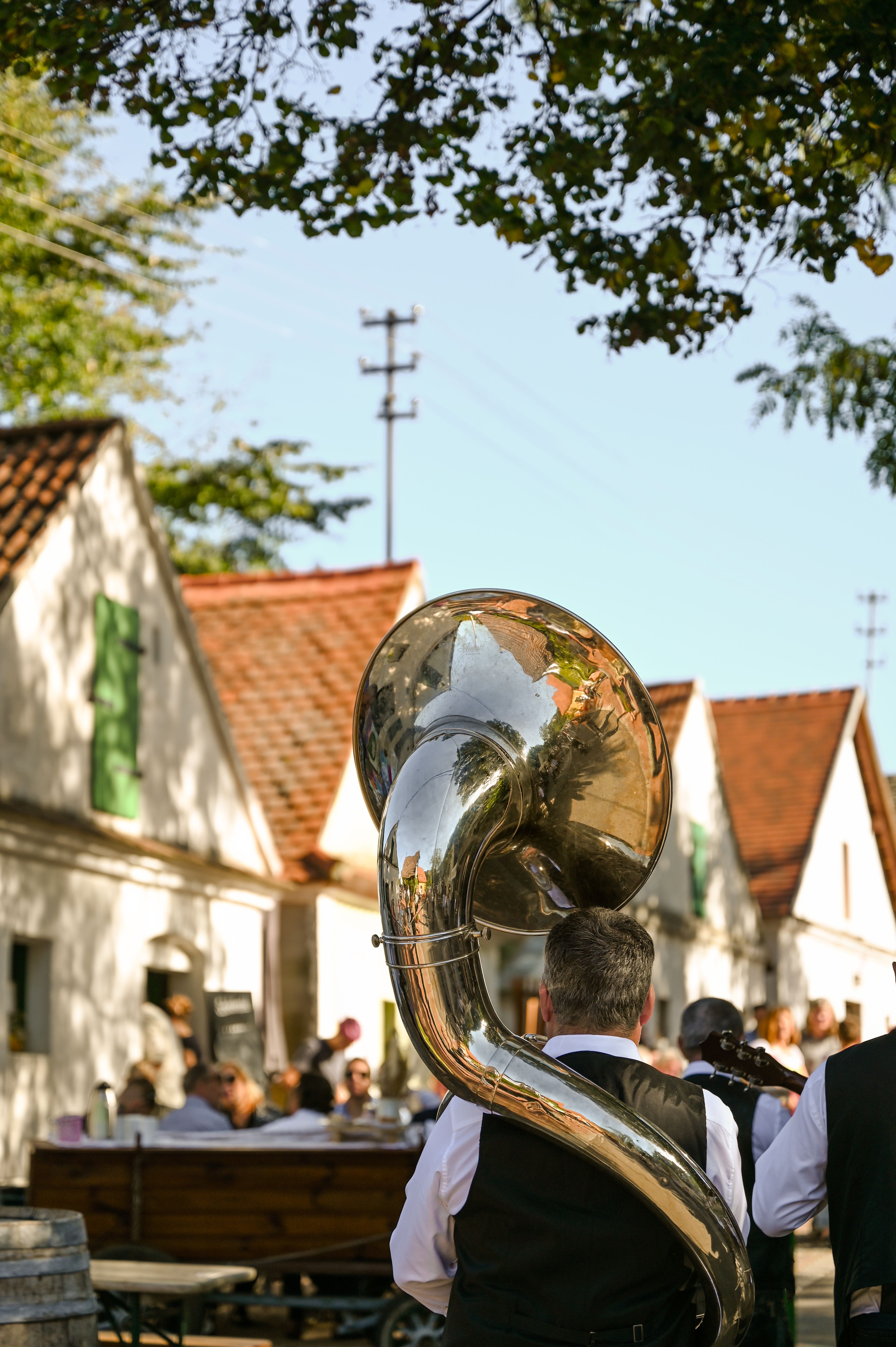 Ein festlicher Klang erfüllt die Luft, während die Musikanten mit ihren Instrumenten die Besucher in eine fröhliche Stimmung versetzen. Umgeben von charmanten Weinhäusern und der malerischen Landschaft, genießen die Gäste die köstlichen Weine und die kulturellen Darbietungen des Kellergassenfests.