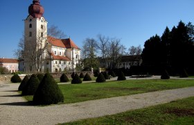 Barockgarten in Ravelsbach mit Kirche im Hintergrund.