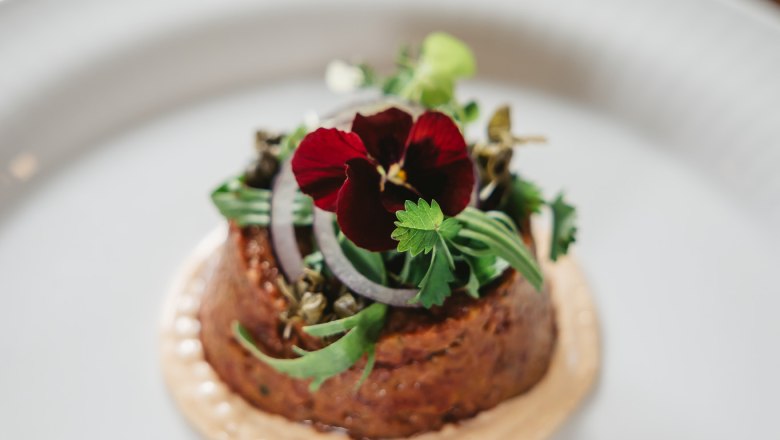 Liebevoll dekorierte Speise im Restaurant Kräutergarten