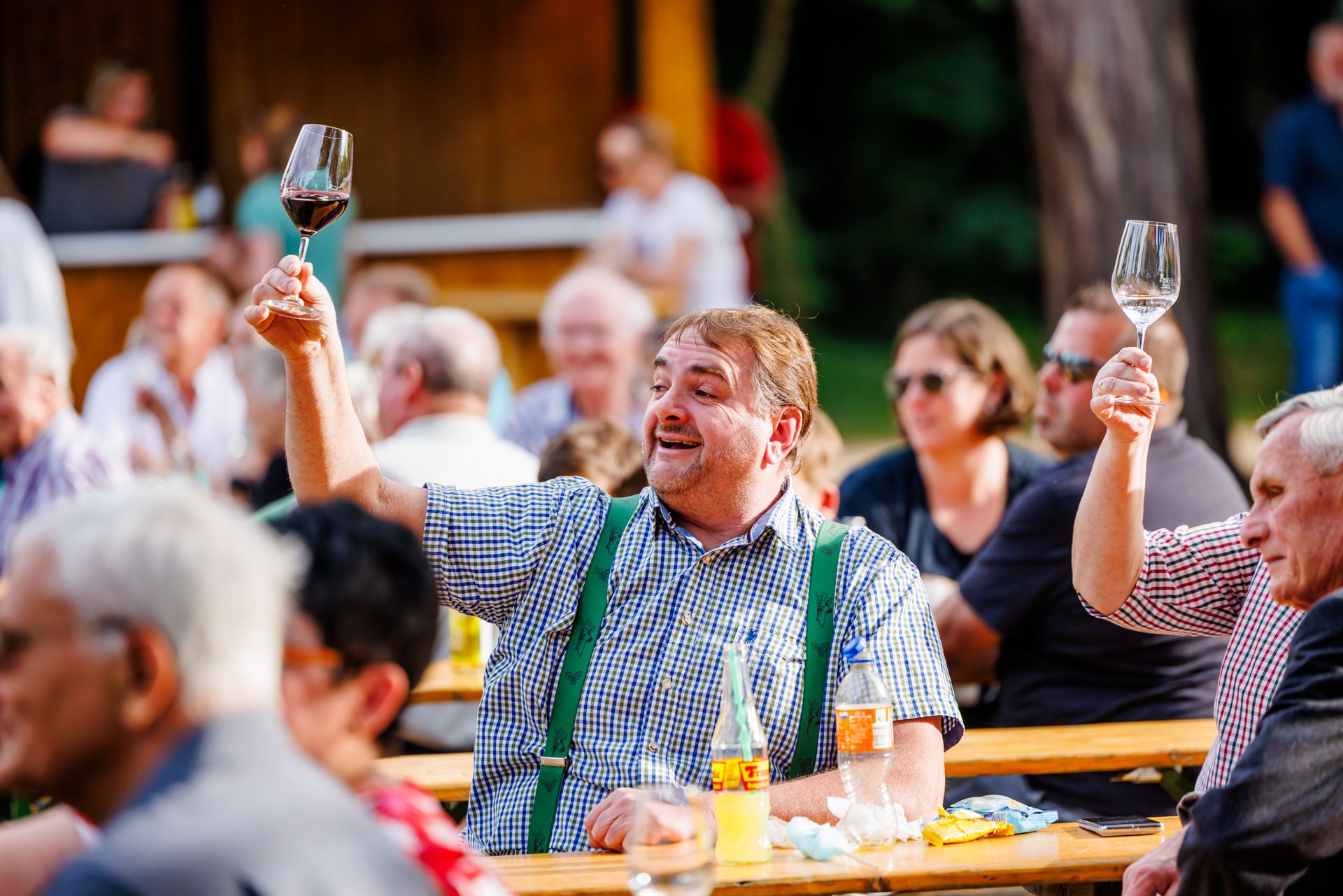 Fröhliche Gäste genießen gemeinsam eine Veranstaltung bei Wein und kulinarischen Spezialitäten.