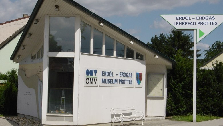 Gebäude des Erdöl-Erdgas Museums Prottes mit Wegweiser.