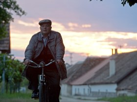 Inspektor Polt auf dem Fahrrad, © Oliver Roth epo film