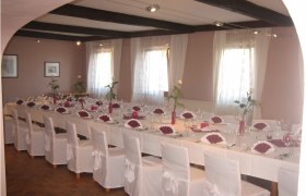 Eleganter Speisesaal mit gedecktem Tisch für eine Feier.