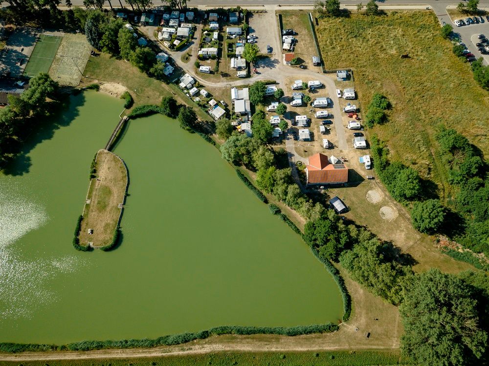Letecký pohled na koupací rybník s kempem v Poysdorfu.
