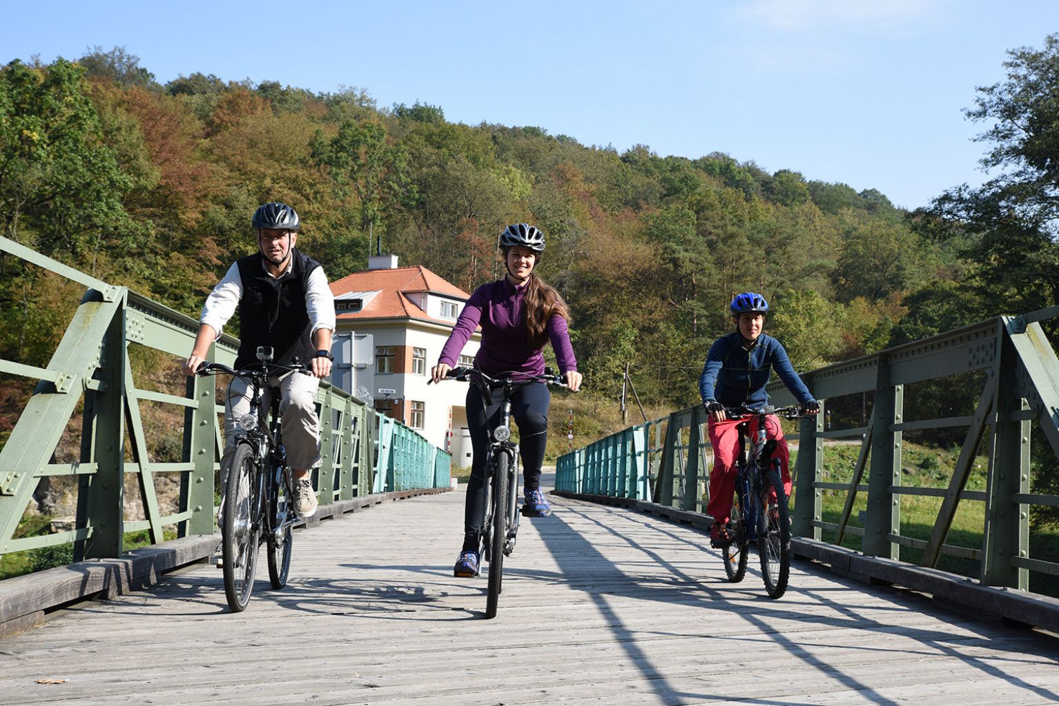 Radfahrer auf Thayabrücke