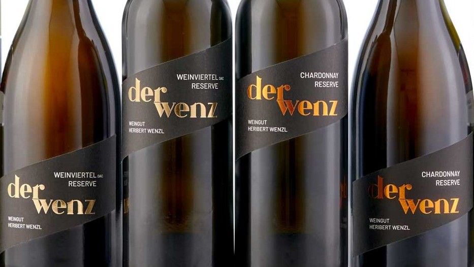 Four bottles of wine with the label 'der wenz' from the Herbert Wenzl winery.