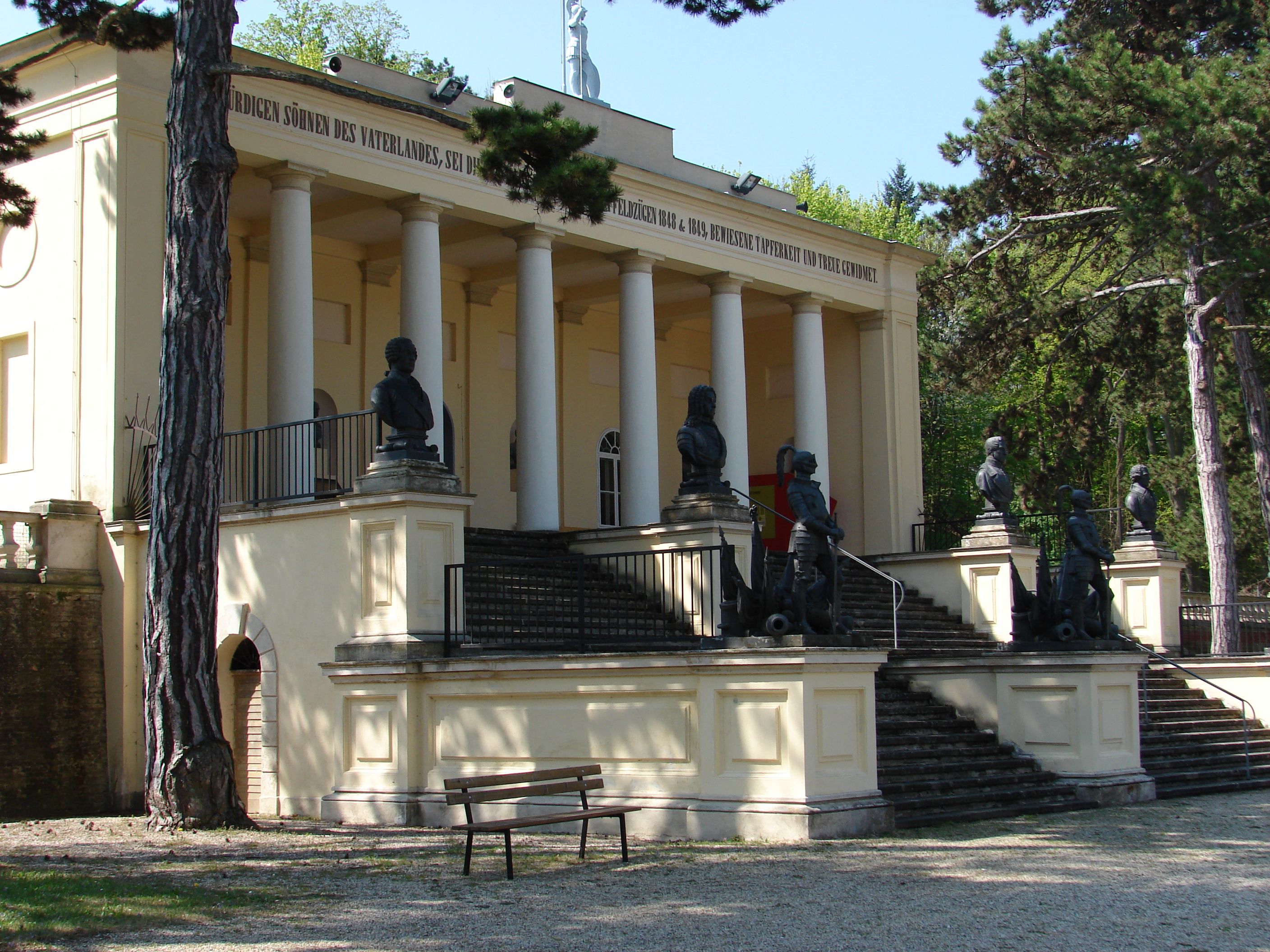 Radetzky Gedenkstätte mit Büsten und Säulen in einem Park.