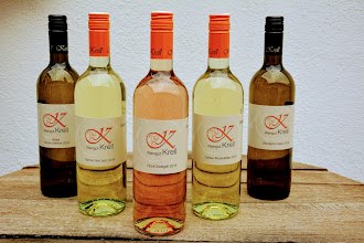 Fünf Weinflaschen vom Weingut Krell auf einem Holztisch.