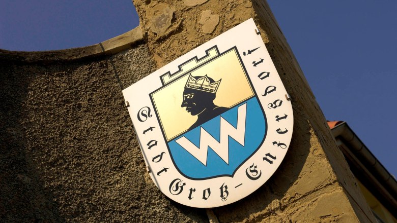 Wappen der Stadtgemeinde Groß-Enzersdorf an einer Steinwand.