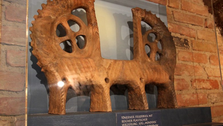 Tönerner Feuerbock mit Verzierungen im Bezirksmuseum Stockerau.