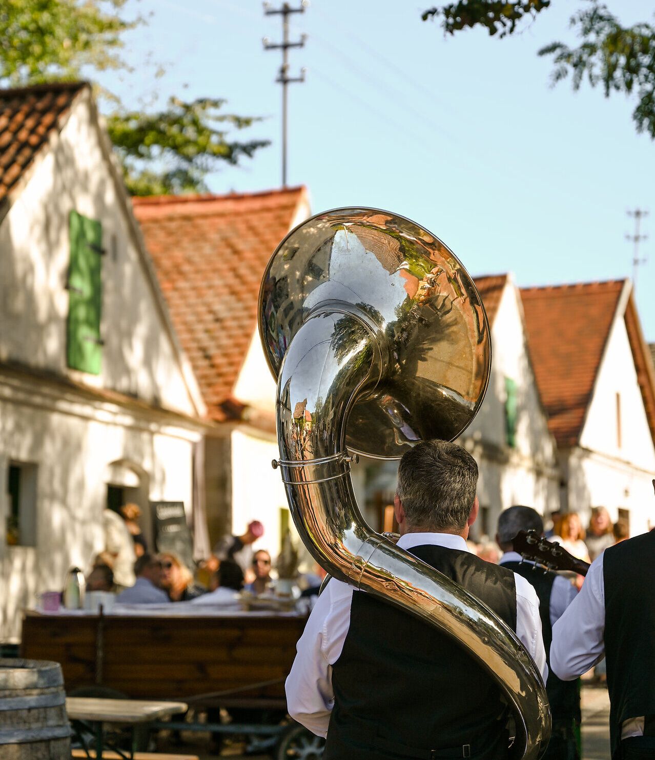 Ein festlicher Klang erfüllt die Luft, während die Musikanten mit ihren Instrumenten die Besucher in eine fröhliche Stimmung versetzen. Umgeben von charmanten Weinhäusern und der malerischen Landschaft, genießen die Gäste die köstlichen Weine und die kulturellen Darbietungen des Kellergassenfests.