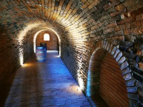 Beim Keller-Wohlf&uuml;hlplatz in Hadres lohn es sich eine Rast einzulegen, &copy; Weinstra&szlig;e Weinviertel West