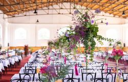 Ballsaal mit geschmückten Tischen