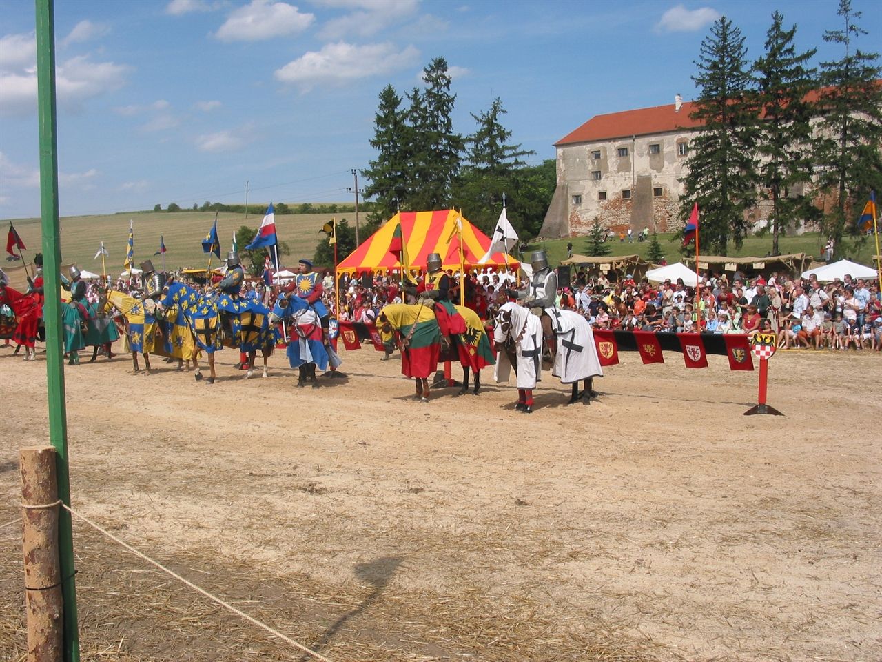 Ritterturnier vor dem Schloss beim Mittelalterfest in Jedenspeigen