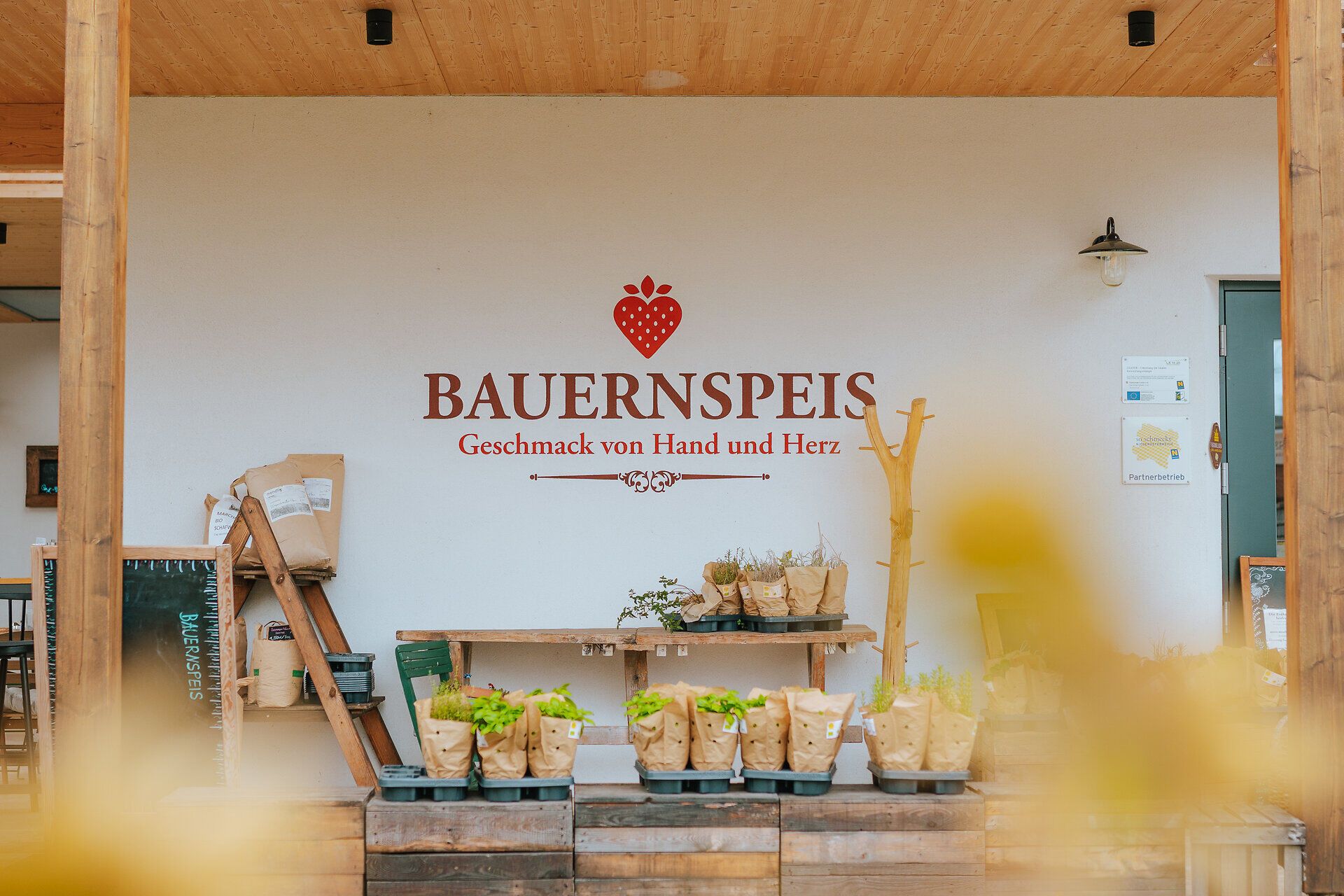 Inmitten der sanften Hügel des Marchfelds erwartet Sie ein einladender Hofladen, der mit frischen, regionalen Produkten lockt. Hier können Sie die Aromen der Natur genießen und sich auf ein herzhaftes Frühstück freuen, das mit Liebe zubereitet wird.