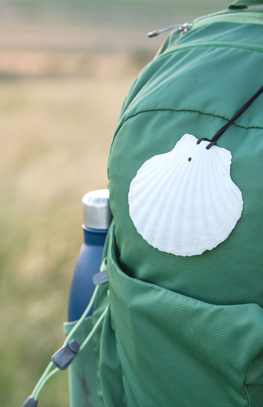 Ein Rucksack mit Jakobswegmuschel und Trinkflasche weckt die Lust für eine Pilgerwanderung im Weinviertel.