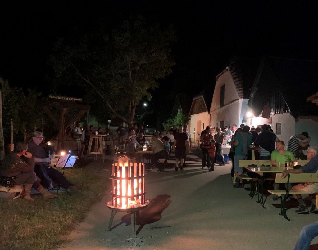 Gesellige Stimmung in der Kellergasse Rosenpoint