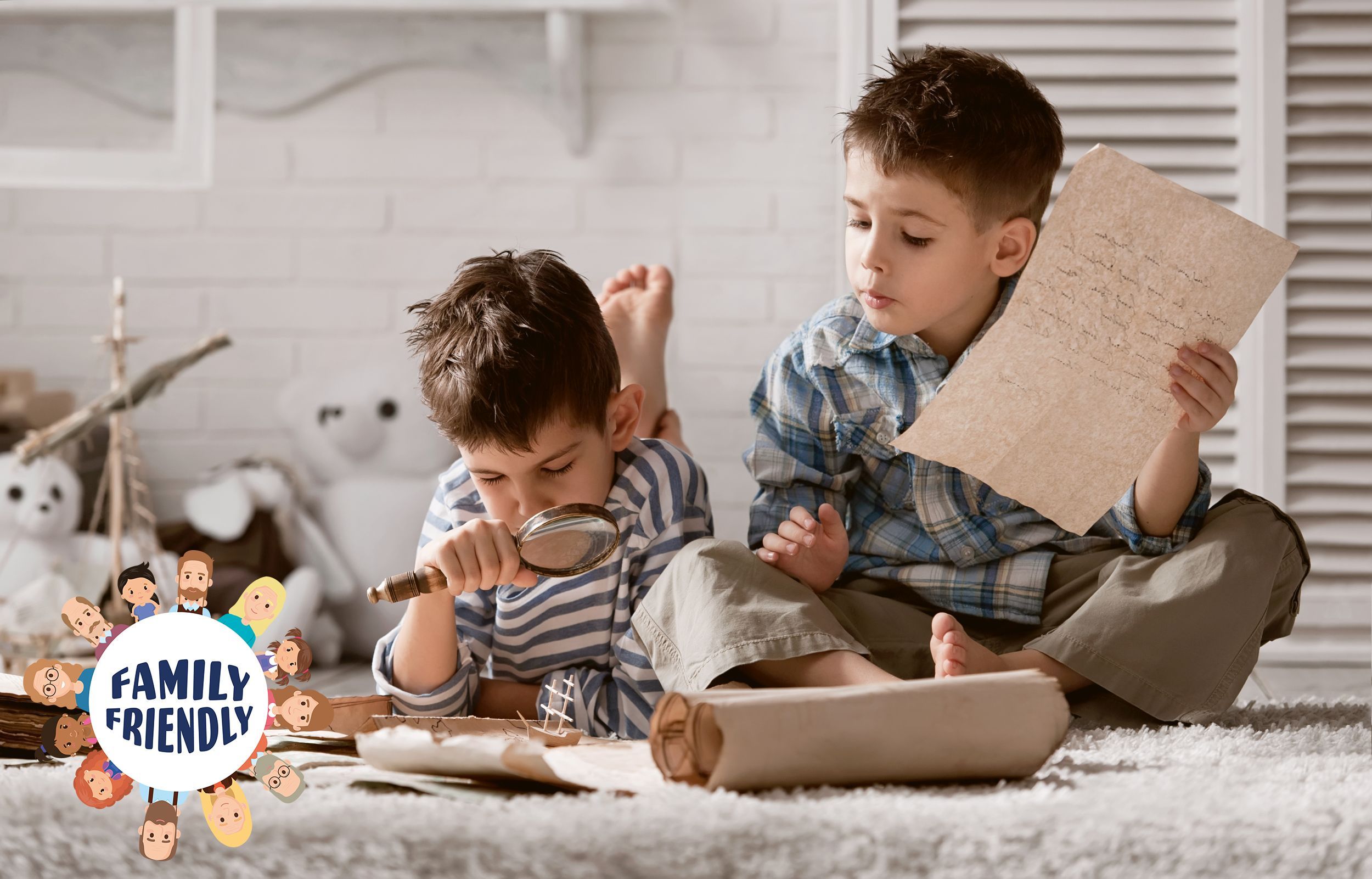 2, Zu sehen sind zwei Kinder. Einer der beiden Buben sitzt am Boden und hält ein Blatt Papier in der