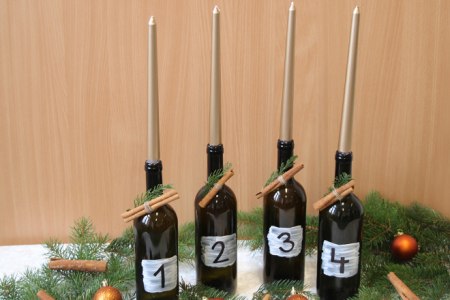 Weinviertler Variante des Adventkranzes mit dunklen Flaschen, © Weinviertel Tourismus
