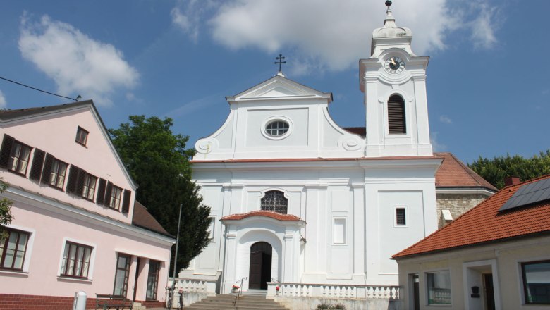 Pfarrkirche Wilfersdorf mit weißer Fassade und Glockenturm.