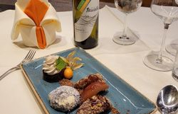 Köstlichkeit mit Wein auf einem gedeckten Tisch