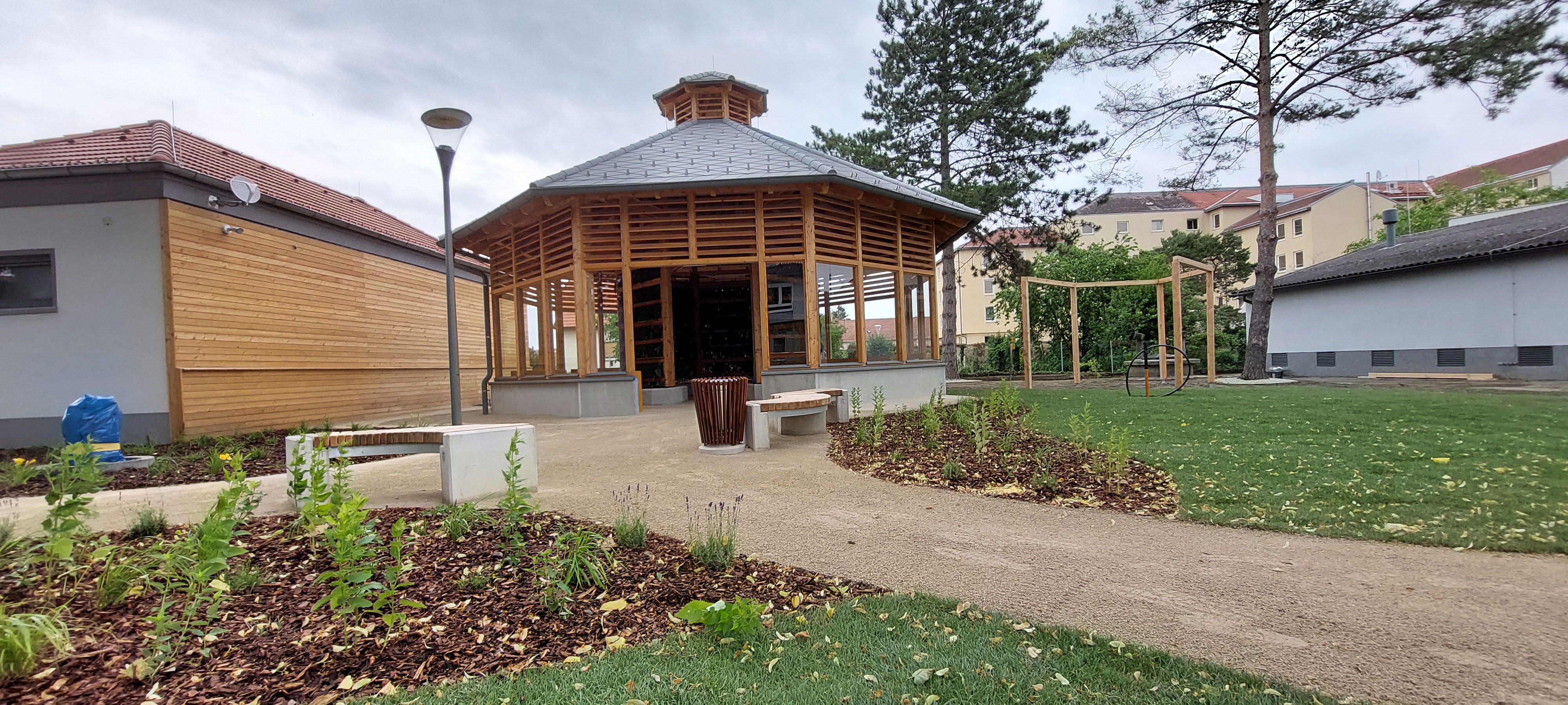 Ein modernes Inhalatorium mit Holzkonstruktion und Gartenanlage.