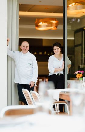 In der einladenden Atmosphäre der Gastwirtschaft Neunläuf stehen die Wirtleut bereit, um ihre Gäste mit regionalen Köstlichkeiten zu verwöhnen. Die harmonische Verbindung von Tradition und Gastfreundschaft schafft einen Ort, an dem man sich sofort wohlfühlt und die Seele baumeln lassen kann.