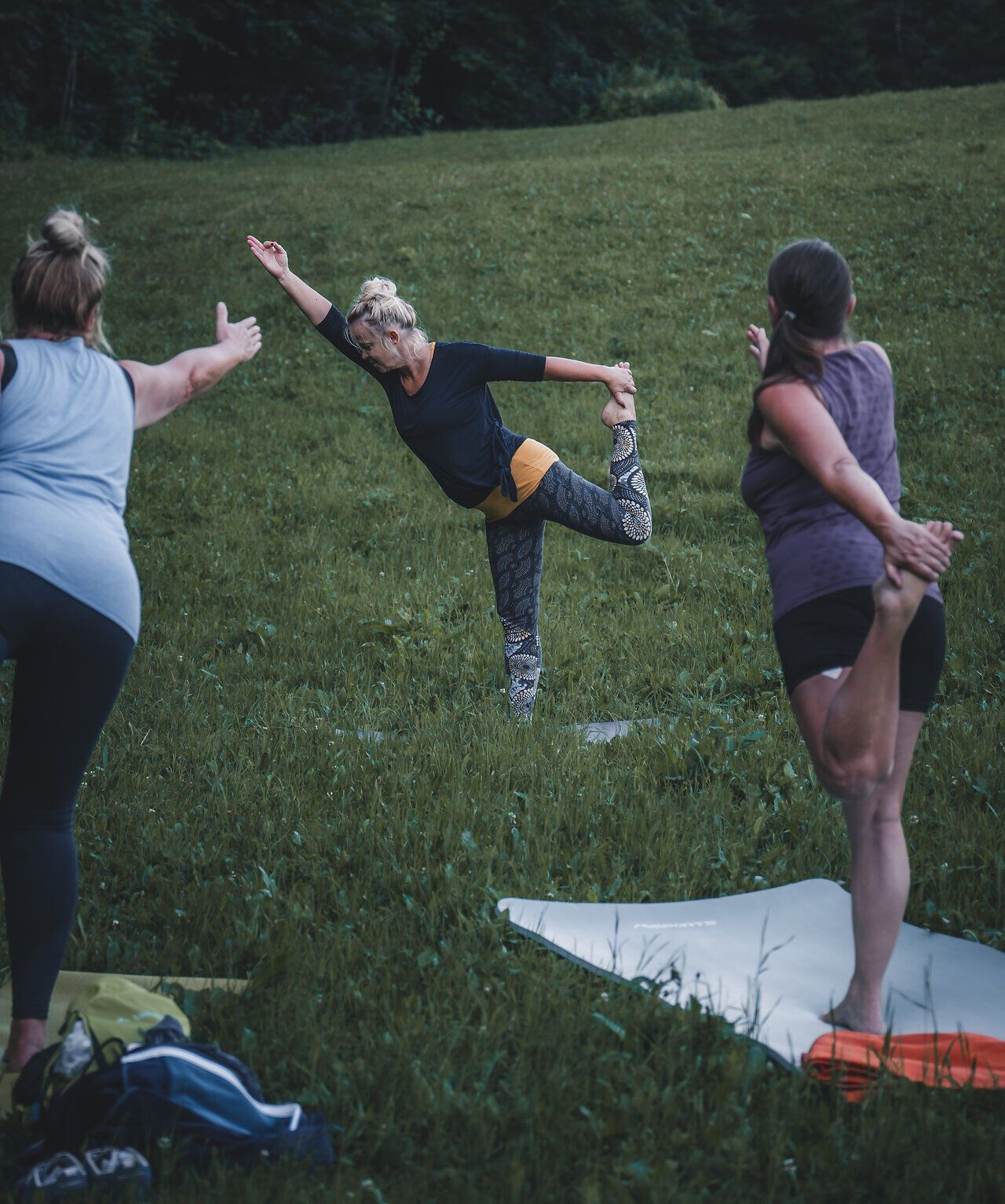 Inmitten der grünen Wiesen des Ötschers praktizieren Yoga-Enthusiasten harmonische Bewegungen, während die sanfte Brise die Luft erfüllt. Die malerische Kulisse der Berge schafft eine entspannende Atmosphäre, die Körper und Geist in Einklang bringt. Hier, wo die Natur zur Ruhe einlädt, wird jeder Atemzug zu einem Moment der Achtsamkeit.