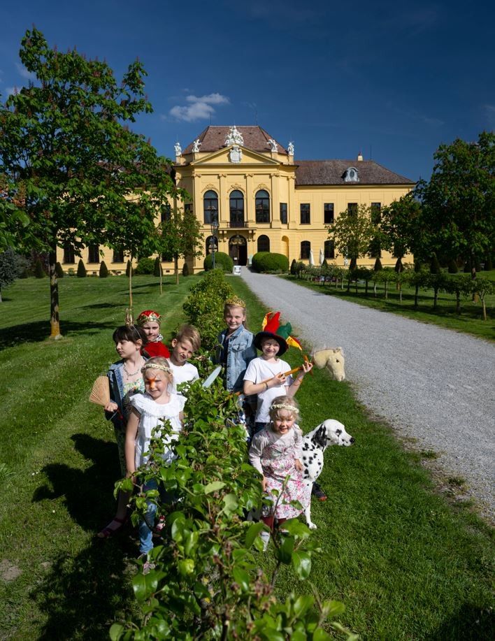 Kinder am Schlossfest mit Schloss Eckartsau im Hintergrund