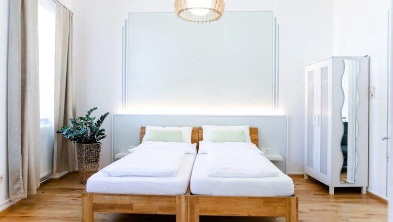 Gästezimmer, © Fam. Willmann Modernes Gästezimmer mit zwei Einzelbetten, einem Kleiderschrank und einer Pflanze.