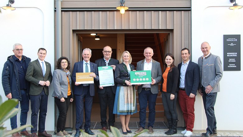 Vertreter aus Politik &amp; Tourismus kamen zur &Uuml;berreichung, &copy; Weinviertel Tourismus