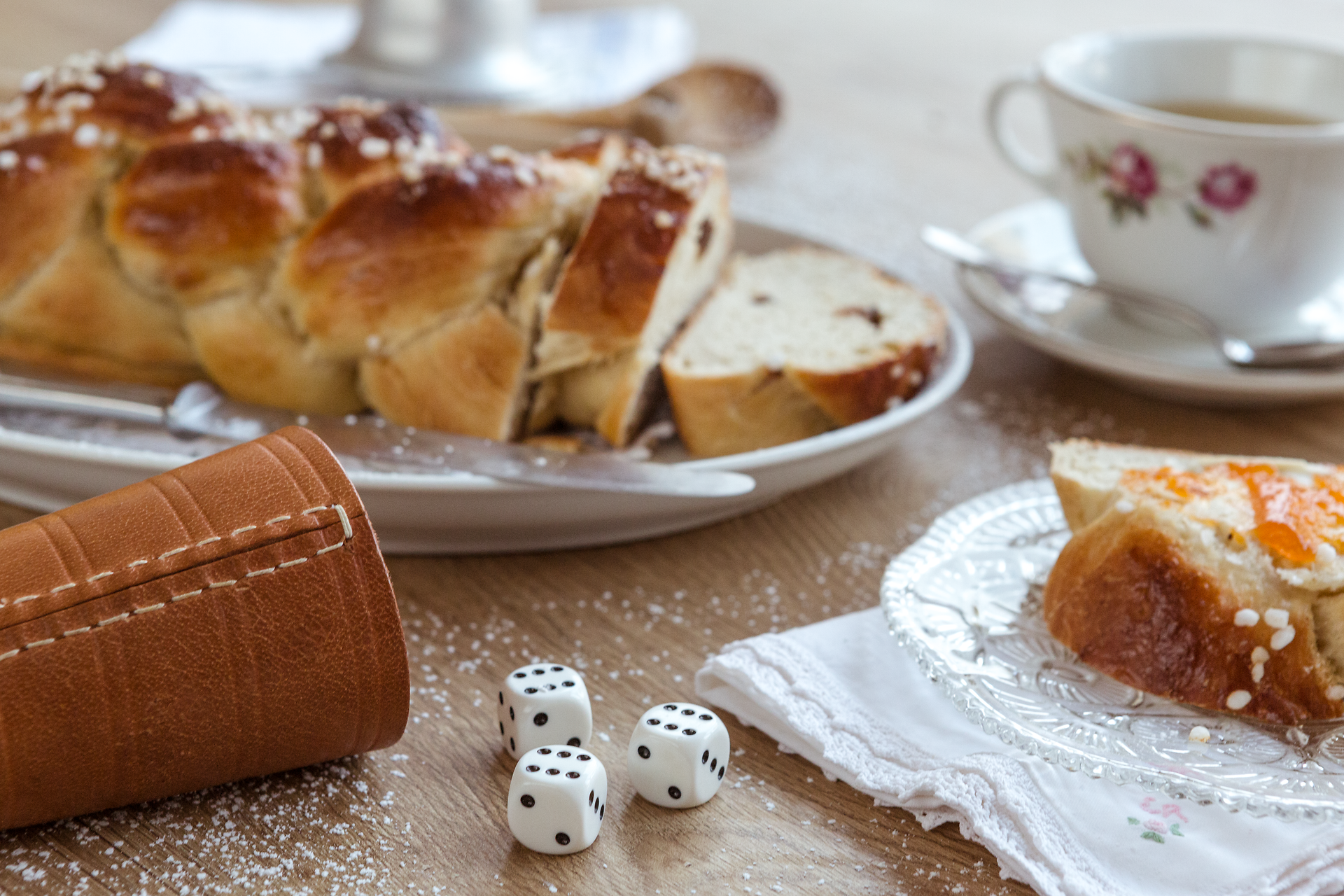 Ein frisch gebackener Striezel, umhüllt von einer zarten Zuckerglasur, lädt zum Genießen ein. Dazu ein duftender Kaffee, der die Sinne belebt und die Gemütlichkeit perfekt macht. Diese kulinarische Köstlichkeit verspricht unvergessliche Momente in einer einladenden Atmosphäre.
