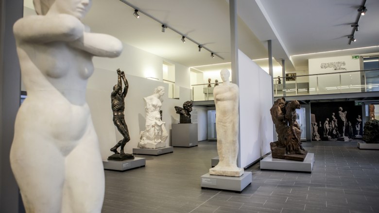 Innenansicht des Langenzersdorf Museums mit mehreren Skulpturen.