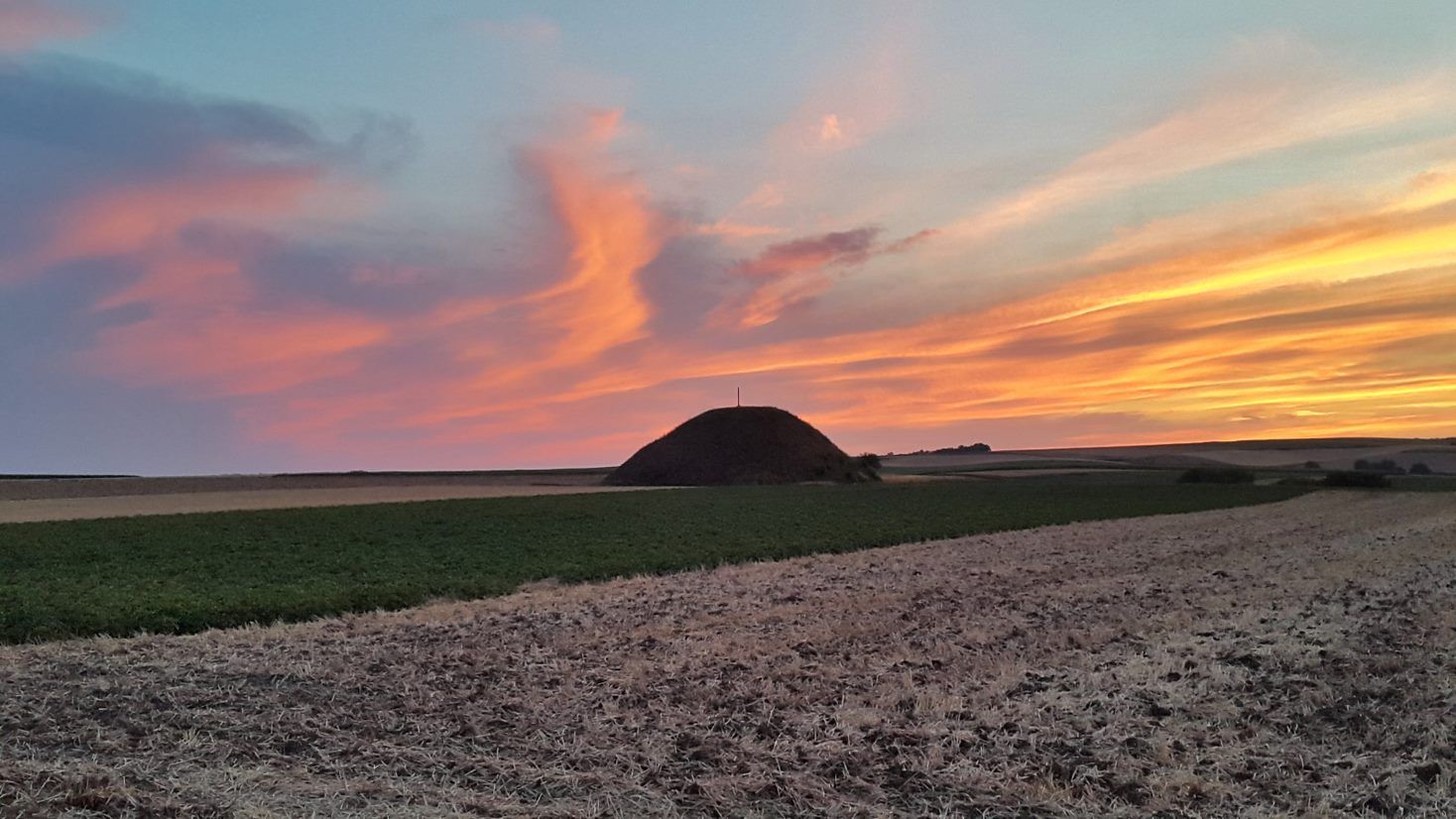 Tumulus bei Sonnenuntergang